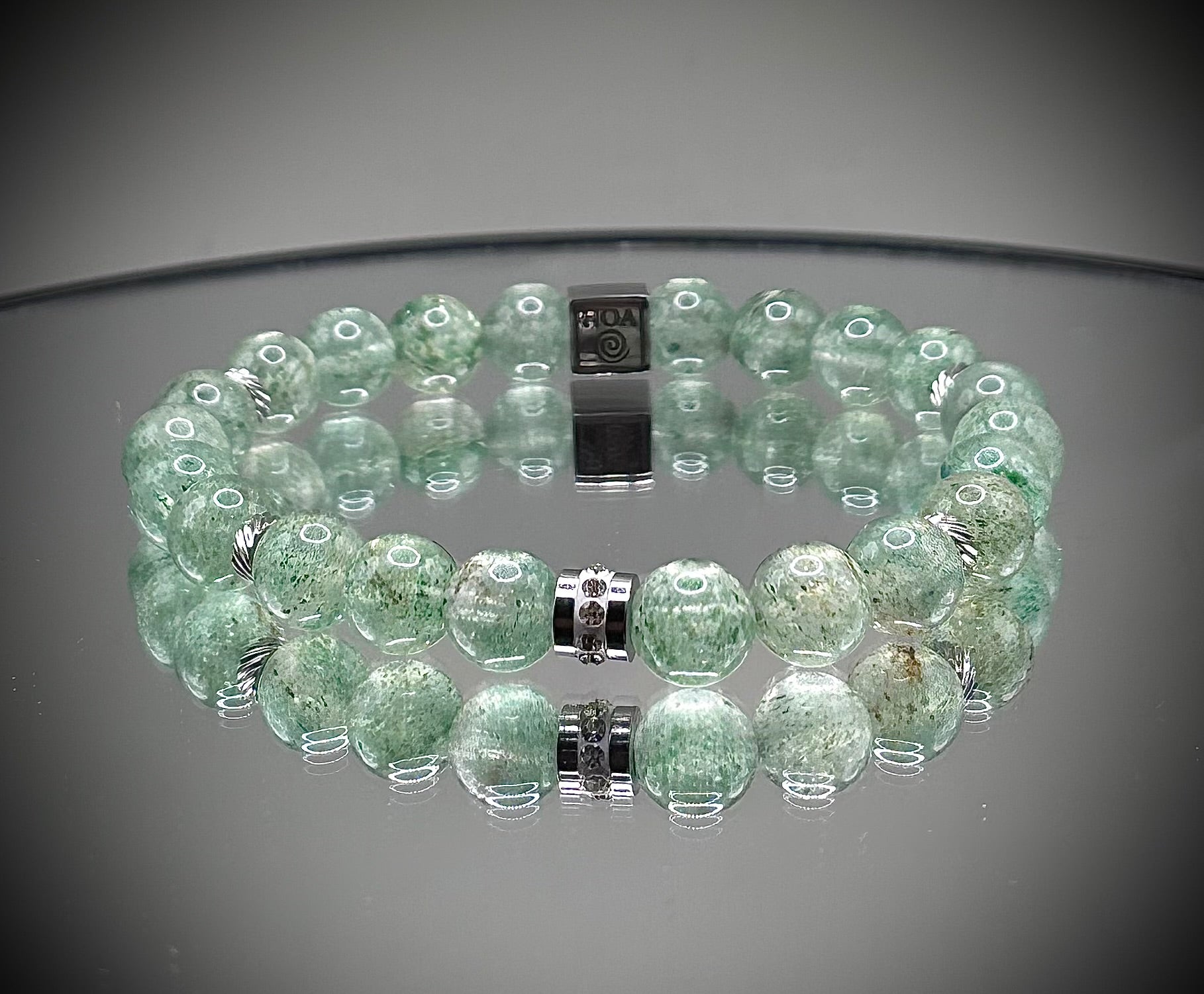 HOA гривна от зелен авантюрин клас AAA+ с естествени полирани мъниста и метални акценти, ръчно изработена с луксозен дизайн и мек зелен блясък за баланс, късмет и изобилие.